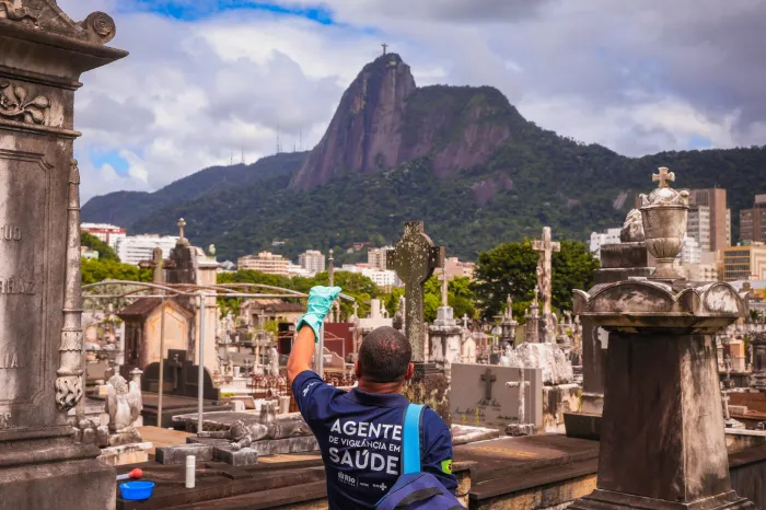 Os cemitérios são considerados pontos estratégicos para o controle do mosquito - Rafael Catarcione/Prefeitura do Rio