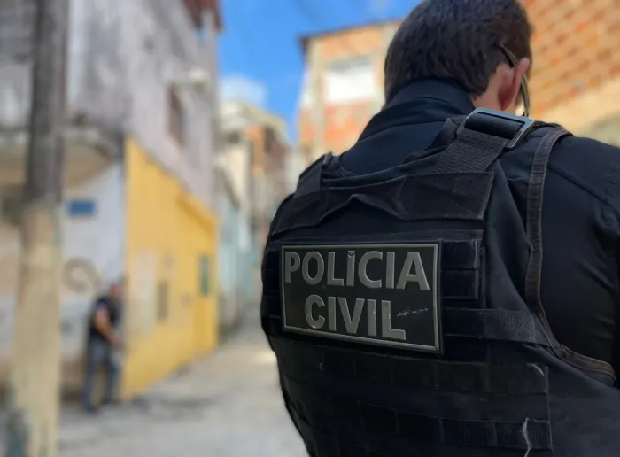 Durante o cumprimento da ordem judicial, policiais encontraram porções de cocaína e maconha na residência do investigado - 28/10/2026 - Fonte/Crédito: ASCOM PCBA