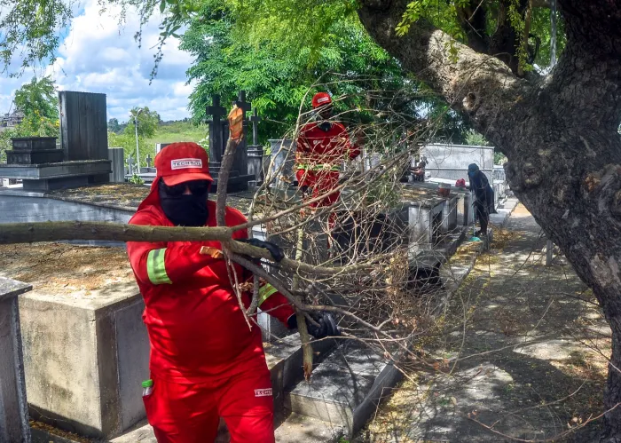 Emlur segue intensificando ações de capinação e roçagem nos cemitérios públicos de João Pessoa