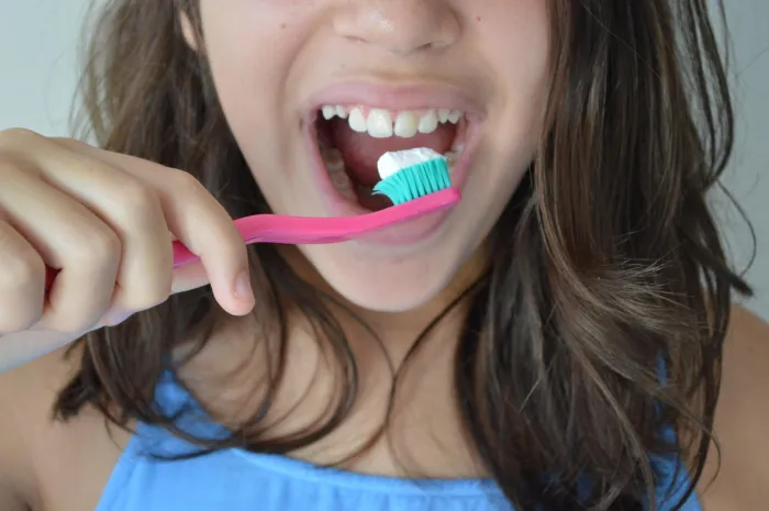 Cirurgiã dentista da Sesau orienta como buscar assistência no SUS para cuidar da saúde bucal