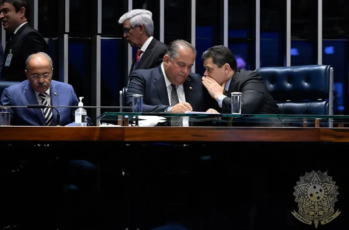 Relator da MP, Eduardo Gomes (ao centro) conversa com Davi Alcolumbre durante a sessão desta quarta - Foto: Carlos Moura/Agência Senado