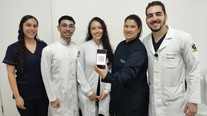 QR Codes desenvolvidos pelos residentes de Farmácia permitem consultar guias técnicos sobre o uso seguro de medicamentos - Tony Medeiros