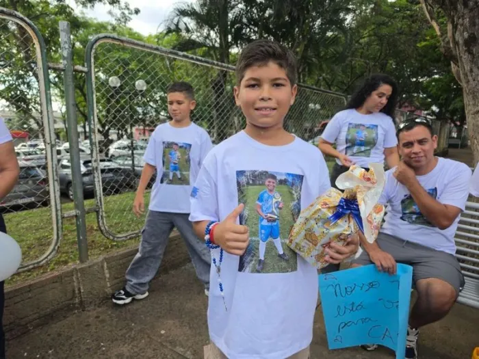 Miguel Arthur, de 10 anos, após se recuperar de um acidente com linha de cerol. - Foto: André Almenara/Reprodução