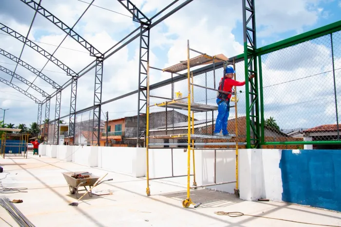 Prefeito Igor vistoria reta final das obras no Conjunto Mururé