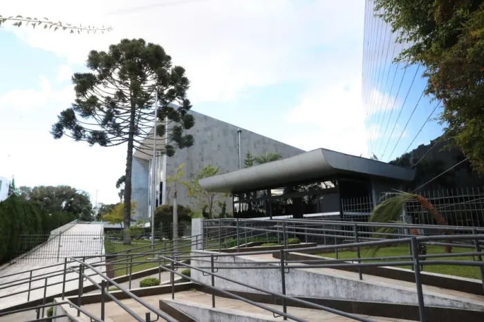 As deputadas e deputados estaduais voltam a se reunir no Plenário na terça (3). - Foto: Valdir Amaral/Alep