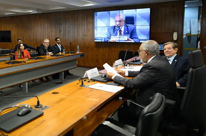 Reunida no Senado, a FFPAZ aprovou mudanças estatutárias. Na mesa, o senador Paulo Paim, presidente da frente, e o secretário-executivo Ulisses Riedel - Foto: Carolina Curi/Agência Senado