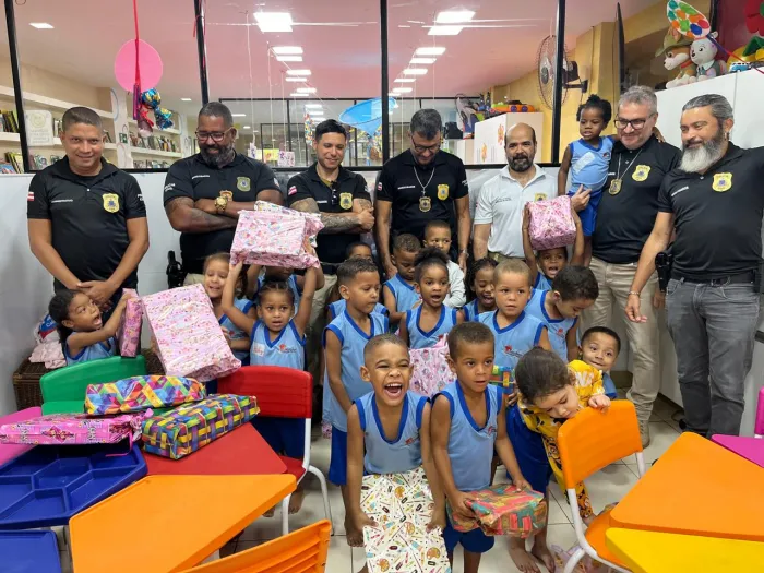 Crianças atendidas por instituição beneficente recebem presentes da Polícia Civil da Bahia