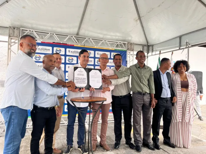 Alagoinhas assina ordem de serviço para semáforos inteligentes e videomonitoramento