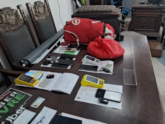 Operação da Polícia de SP prende falsos motoristas de aplicativo suspeitos de extorsão no terminal da Barra Funda, na capital