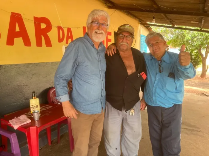 Secretário municipal de Meio Ambiente e Turismo, Carlito Dutra, realizou a entrega do primeiro lote de mudas no novo ponto de distribuição criado no Bar da Jane.