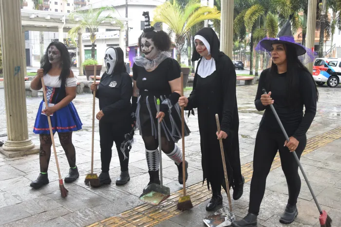 Um susto na sujeira: servidores da Sesurb se fantasiam para o Halloween