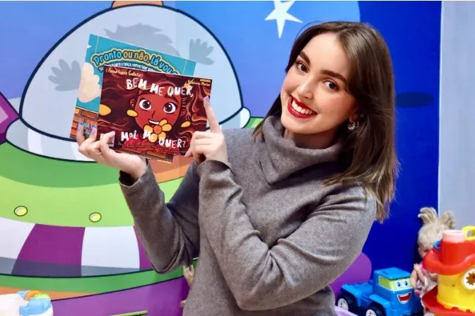 Dia Nacional do Livro: escritora apoiada pelo Banco do Povo conta como tirou seu sonho do papel