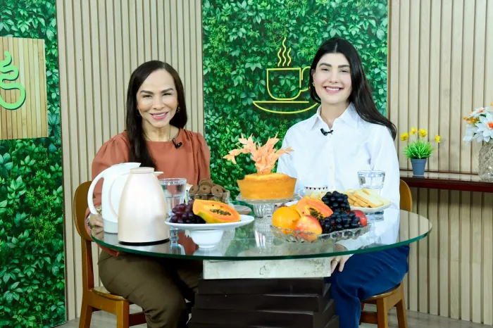 A jornalista Elda Borges e a médica Luciana Souza durante o Café desta quinta-feira, na TV Assembleia