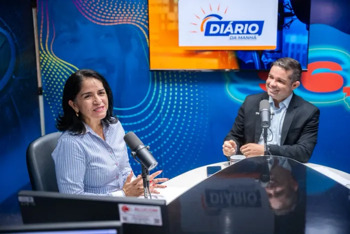 O apresentador Ronald Segundo e a contadora Núbia Sousa no estúdio da Rádio Assembleia