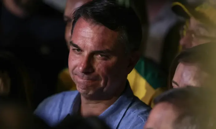 Fuga e carta golpista ampliam isolamento de Flávio Bolsonaro