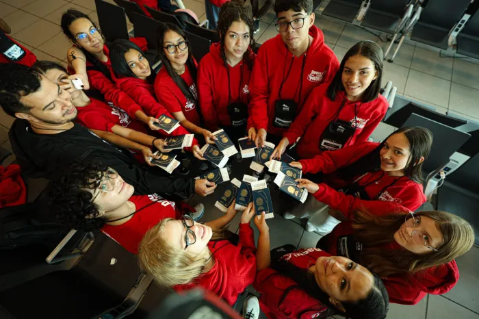 Com escala em Lisboa, primeiros 100 intercambistas de Alagoas iniciam trecho final rumo a Londres