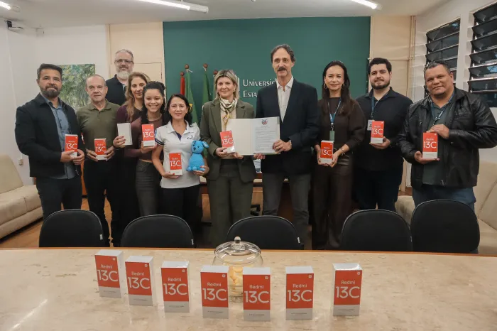 Estado entrega 1.000 celulares à UEL para ampliar ações de projeto de alfabetização no Paraná