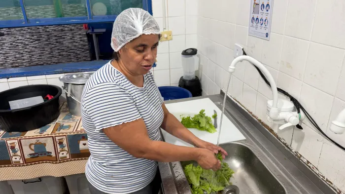 Dia da Merendeira: Dona Luzia é exemplo de inclusão em escola 