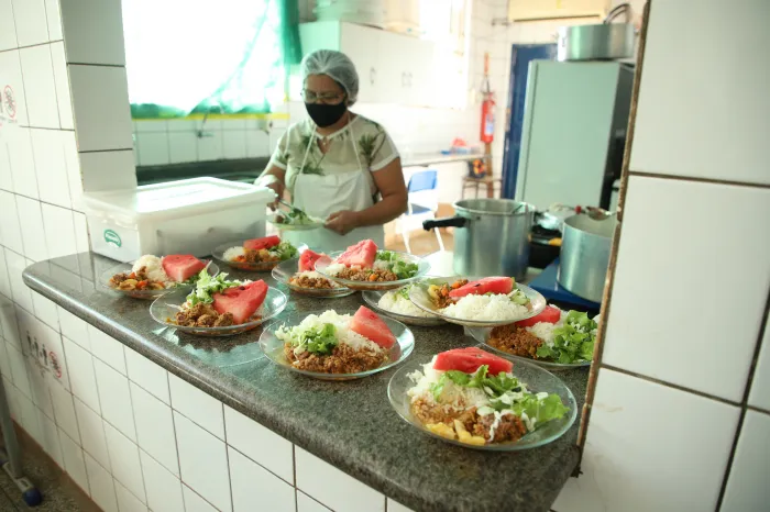 Com dedicação e carinho, 500 merendeiras alimentam sonhos nas escolas municipais